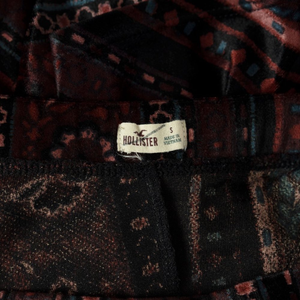 Hollister Burgundy Geo Floral Print Velvet Mini Skater Skirt Size Small - Picture 3 of 4